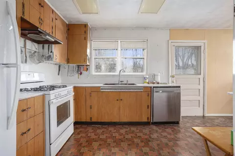 Kitchen - 15313 Doster, Plainwell, MI 49080 photo 2 of 3