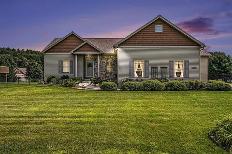 1057 S Stoneridge, Plainwell, MI 49080