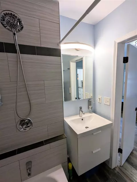 Bath - 4635 Elizabeth, Wayne, MI 48184 photo 3 of 4