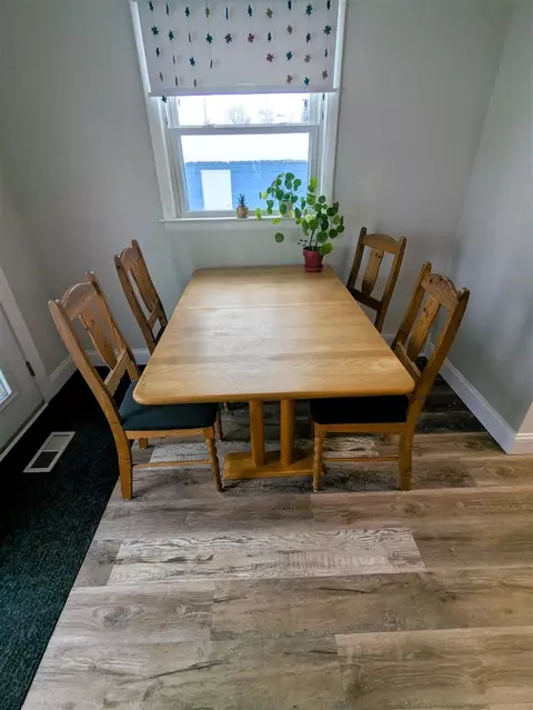 Dining - 4635 Elizabeth, Wayne, MI 48184 photo 2 of 3