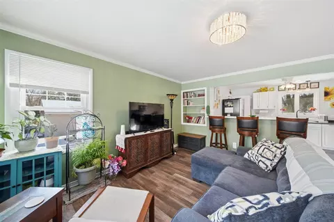 Living - 335 Prairie, Jackson, MI 49203 photo 2 of 4