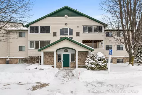 5827 Crosswinds #22, Norton Shores, MI 49444