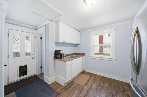 Entry Way - 330 N West, Jackson, MI 49201 photo 1 of 2