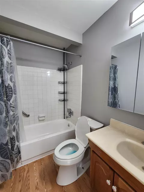 Bath - 15447 Anthony, Romulus, MI 48174 photo 2 of 3