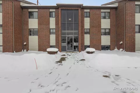 3368 Devonwood Hls #B, Grand Rapids, MI 49525