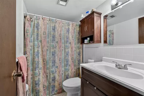 Bath - 946-948 Hogsback, Mason, MI 48854 photo 3 of 3