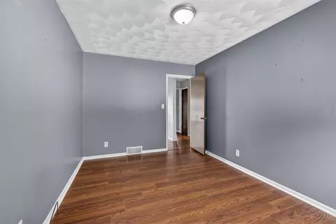 Bedroom - 946-948 Hogsback, Mason, MI 48854 photo 9 of 10