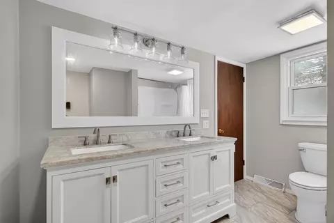 Bath - 946-948 Hogsback, Mason, MI 48854 photo 1 of 3