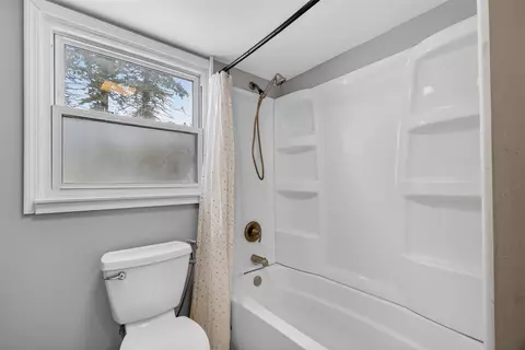 Bath - 946-948 Hogsback, Mason, MI 48854 photo 2 of 3