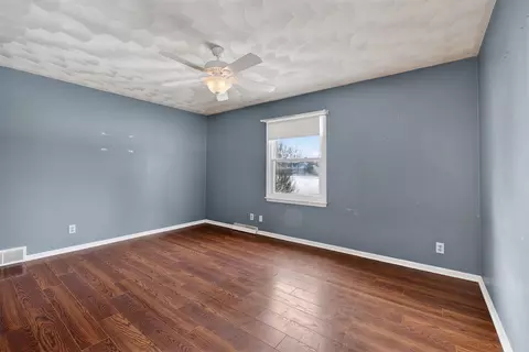 Bedroom - 946-948 Hogsback, Mason, MI 48854 photo 2 of 10