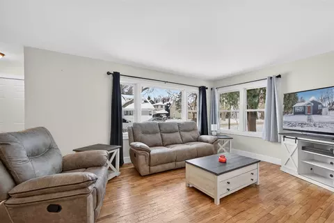 Living - 739 Randolph, Jackson, MI 49203 photo 3 of 4