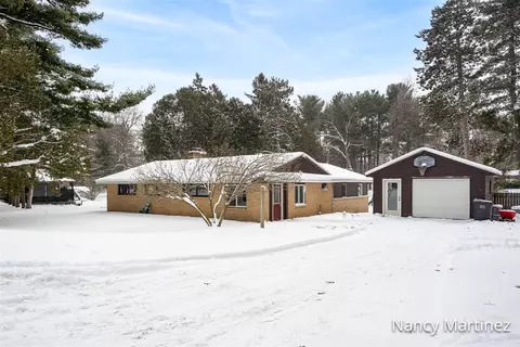 1301 Waukazoo, Hastings, MI 49058