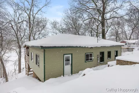 23 Oak Opening, Delton, MI 49046
