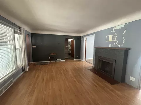 Living - 400 Colfax, Jackson, MI 49203 photo 3 of 4