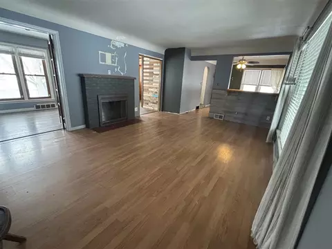 Living - 400 Colfax, Jackson, MI 49203 photo 2 of 4