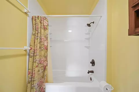 Bath - 4845 Firethorne, Jackson, MI 49201 photo 3 of 3