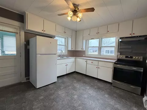 Kitchen - 4740 E Main, Stockbridge, MI 49285 photo 1 of 2