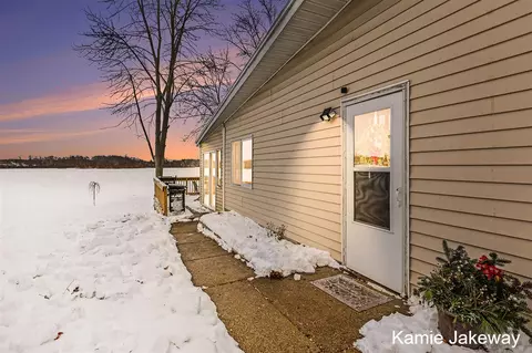 152 W Holland Lk, Sheridan, MI 48884