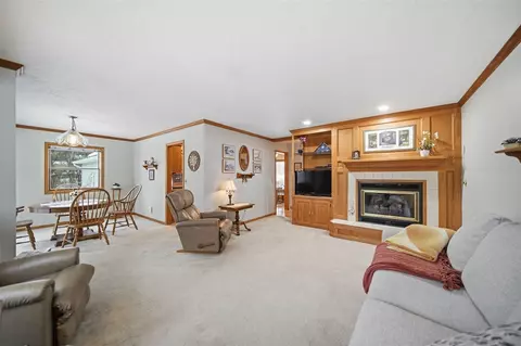 Living - 3249 Hendee, Jackson, MI 49201 photo 3 of 4