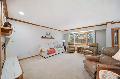 Living - 3249 Hendee, Jackson, MI 49201 photo 4 of 4