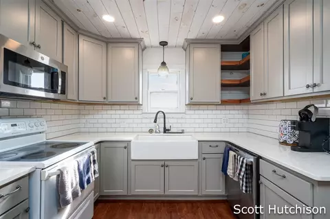 Kitchen - 1300 E Coral, Edmore, MI 48829 photo 2 of 4