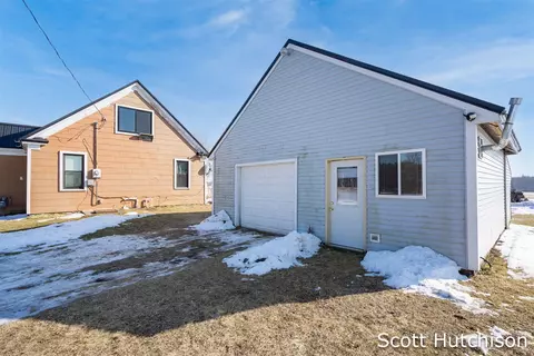 Exterior - 1300 E Coral, Edmore, MI 48829 photo 3 of 8