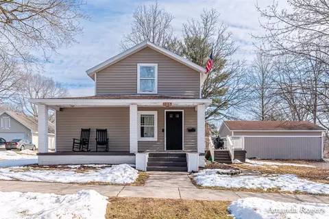 125 S S Grv, Lowell, MI 49331