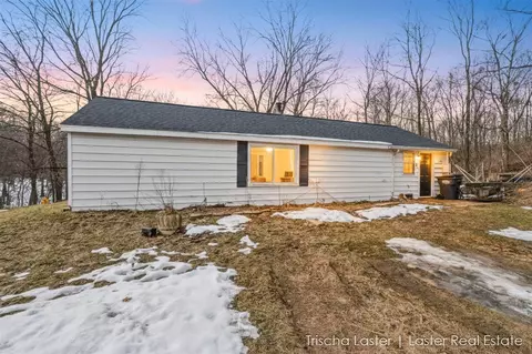 13000 Pine Lk, Plainwell, MI 49080