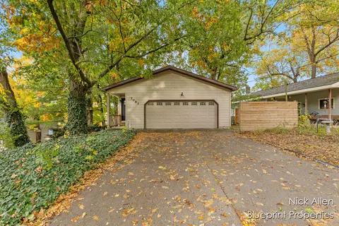 7093 Peninsula, Rockford, MI 49341
