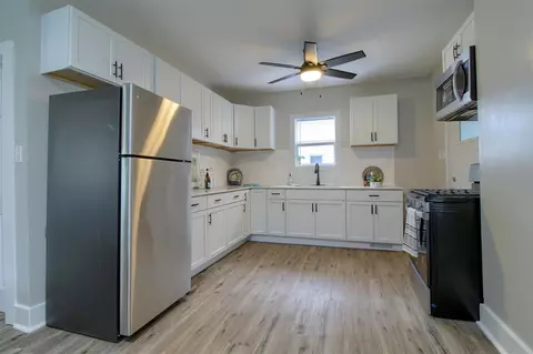 Kitchen - 609 W Biddle, Jackson, MI 49203 photo 1 of 3