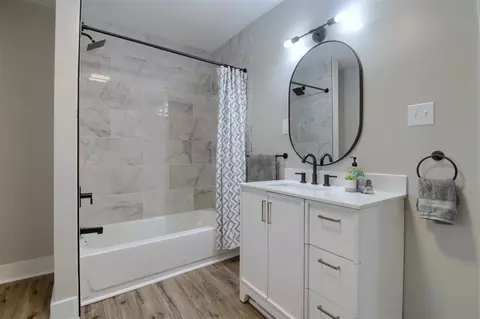 Bath - 609 W Biddle, Jackson, MI 49203 photo 1 of 2