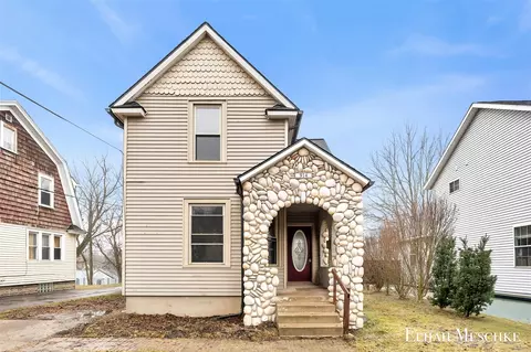 914 Leonard, Grand Rapids, MI 49503