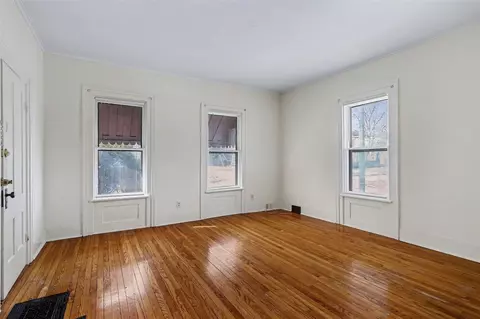 Living - 222 N Eagle, Marshall, MI 49068 photo 3 of 6