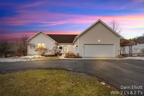 7086 W Peck Lk, Saranac, MI 48881
