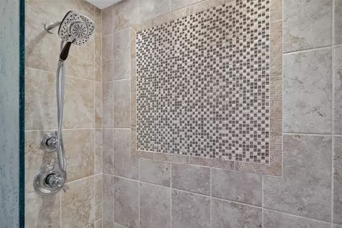 Bath - 829 Thorntree, Jackson, MI 49203 photo 2 of 8