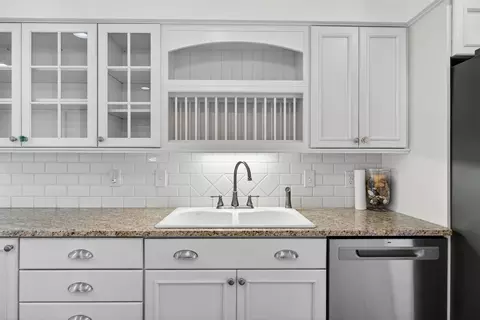 Kitchen - 829 Thorntree, Jackson, MI 49203 photo 5 of 7