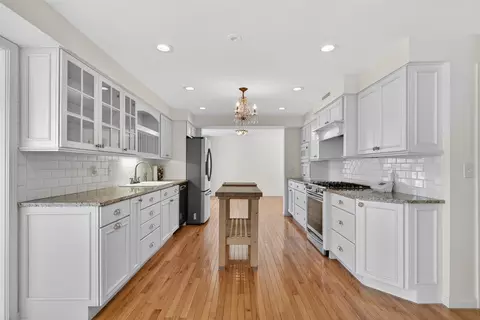 Kitchen - 829 Thorntree, Jackson, MI 49203 photo 1 of 7