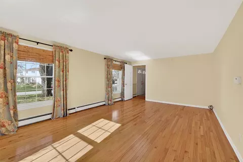Living - 829 Thorntree, Jackson, MI 49203 photo 4 of 5