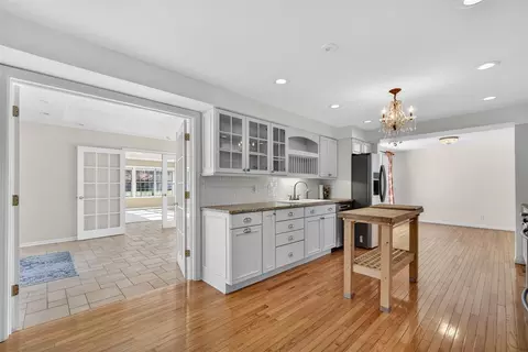 Kitchen - 829 Thorntree, Jackson, MI 49203 photo 4 of 7