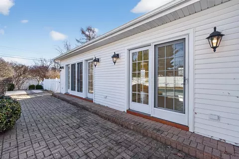 Exterior - 829 Thorntree, Jackson, MI 49203 photo 9 of 26
