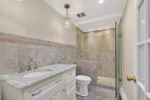 Bath - 829 Thorntree, Jackson, MI 49203 photo 1 of 8