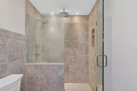 Bath - 829 Thorntree, Jackson, MI 49203 photo 3 of 8
