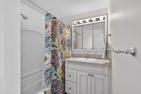 Bath - 829 Thorntree, Jackson, MI 49203 photo 4 of 8