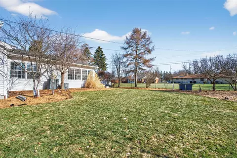 Exterior - 829 Thorntree, Jackson, MI 49203 photo 20 of 26