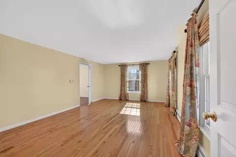 Living - 829 Thorntree, Jackson, MI 49203 photo 3 of 5
