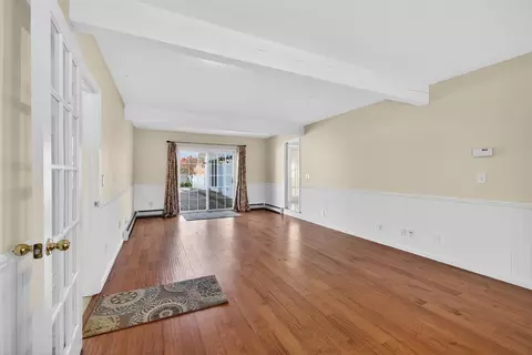Living - 829 Thorntree, Jackson, MI 49203 photo 2 of 5