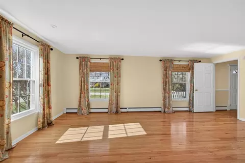 Living - 829 Thorntree, Jackson, MI 49203 photo 5 of 5
