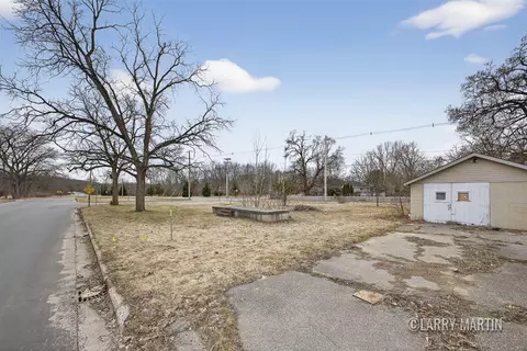 222 S Division, Lowell, MI 49331