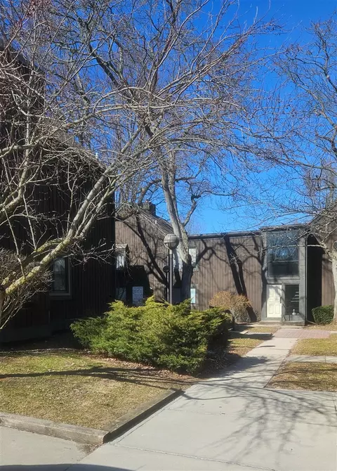 160 Carberry Hl, Kalamazoo, MI 49006