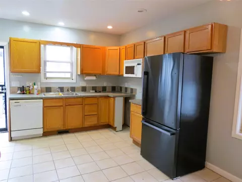 Kitchen - 1113 E South, Jackson, MI 49203 photo 2 of 3